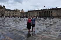 1000dias na praça Simón Bolívar, bem no centro de Bogotá, na Colômbia!